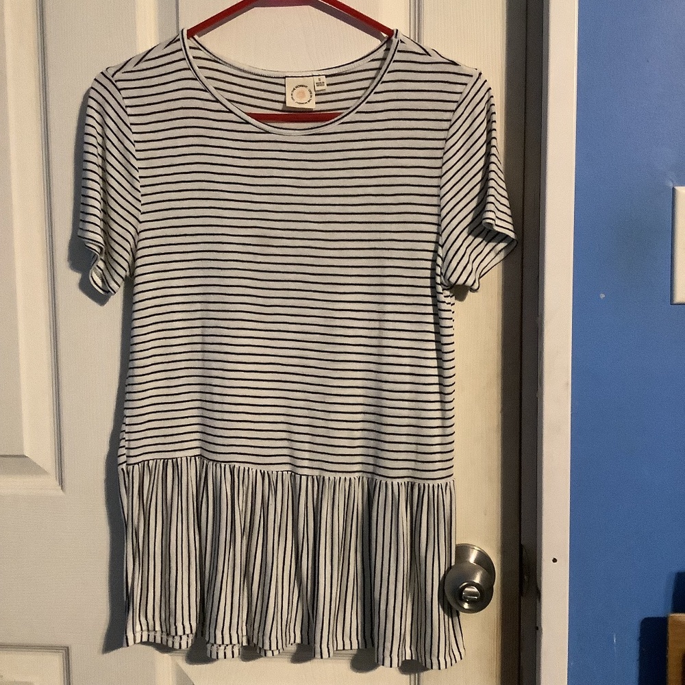 Women’s LIVE IN THE MOMENT White & black striped Top Size S